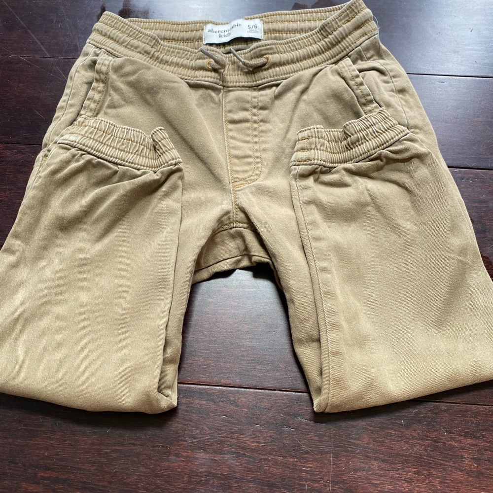 Boys size 5/6 Khaki Abercrombie jogger pants